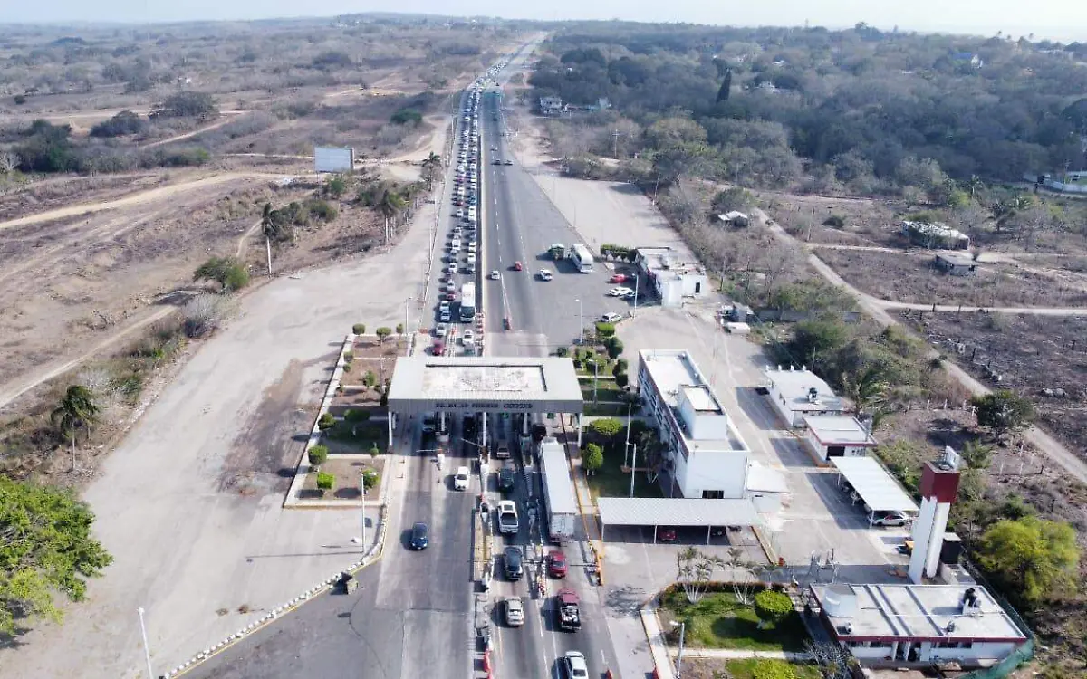 Afluencia en el Puente Tampico por fin de Semana Santa Vladimir Meza (1)